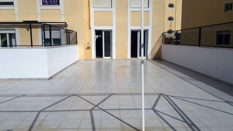 Apartamento remodelado com terraço. Muito soalheiro.