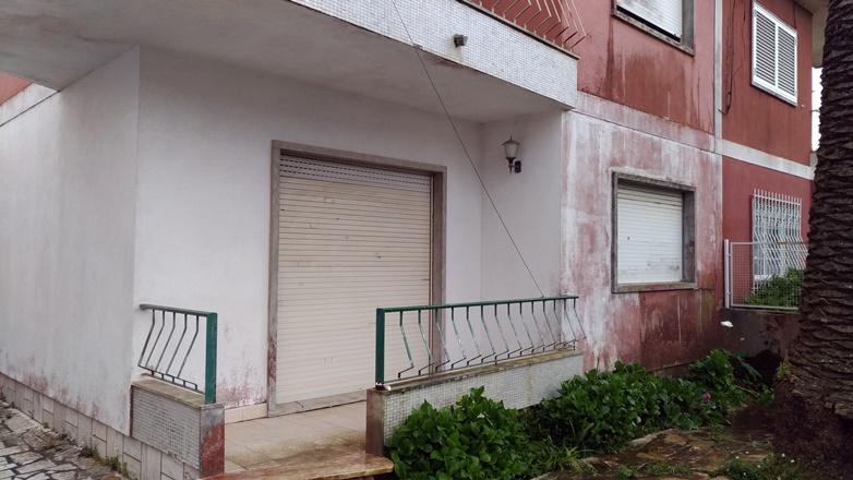 Moradia geminada V6, com boas áreas, muito soalheira.