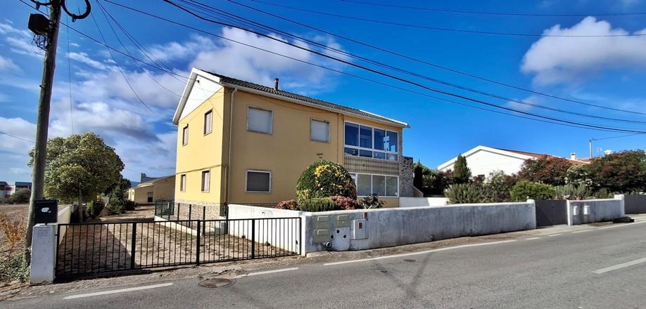 Magnifica propriedade constituída por armazém e moradia bi-familiar.