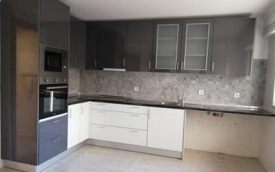 Apartamento remodelado, com boas áreas e terraço.