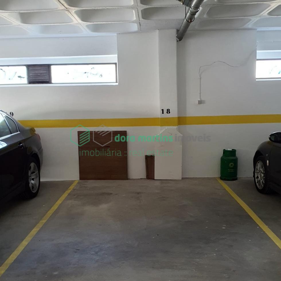  Lugar de parqueamento, em garagem fechada com portão automático.