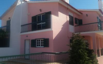 Moradia Geminada, com excelente localização. Com Jardim e Churrasqueira.