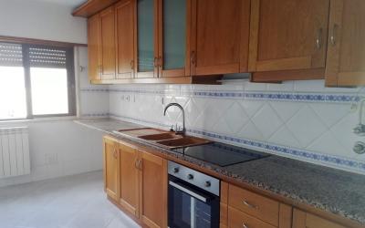 Apartamento com boas áreas. Bons acessos.